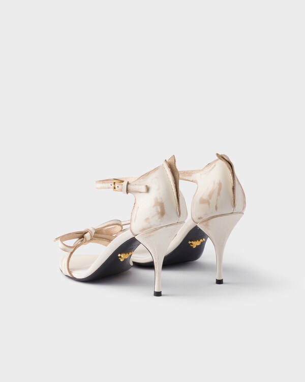 Sandalen mit Schleife aus Leder Sandalen mit Schleife aus Leder