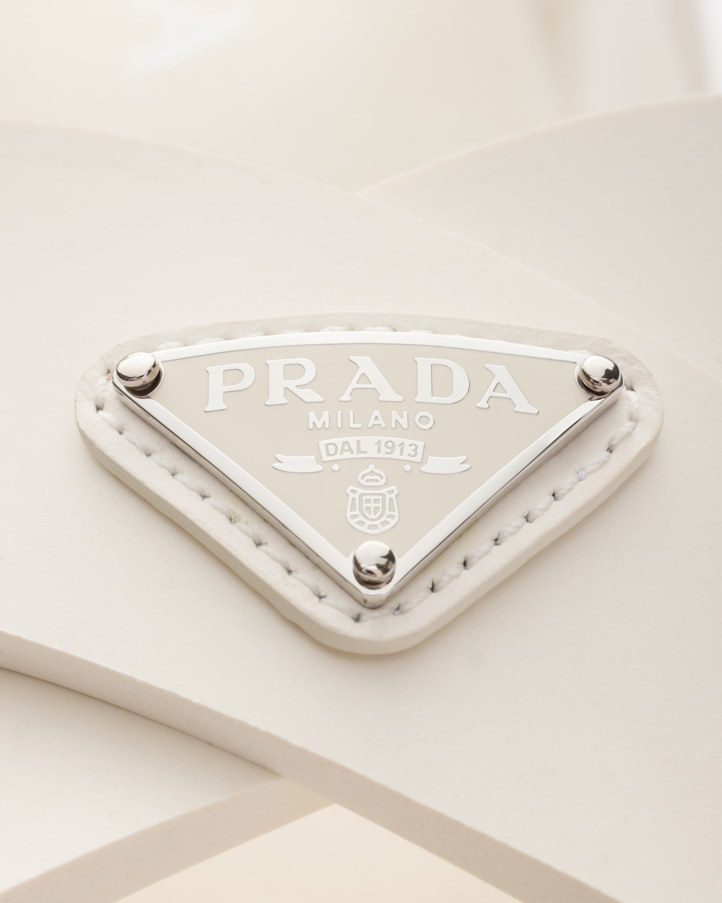 アイボリー プラダ モノリス ラバー サンダル | PRADA - 日本