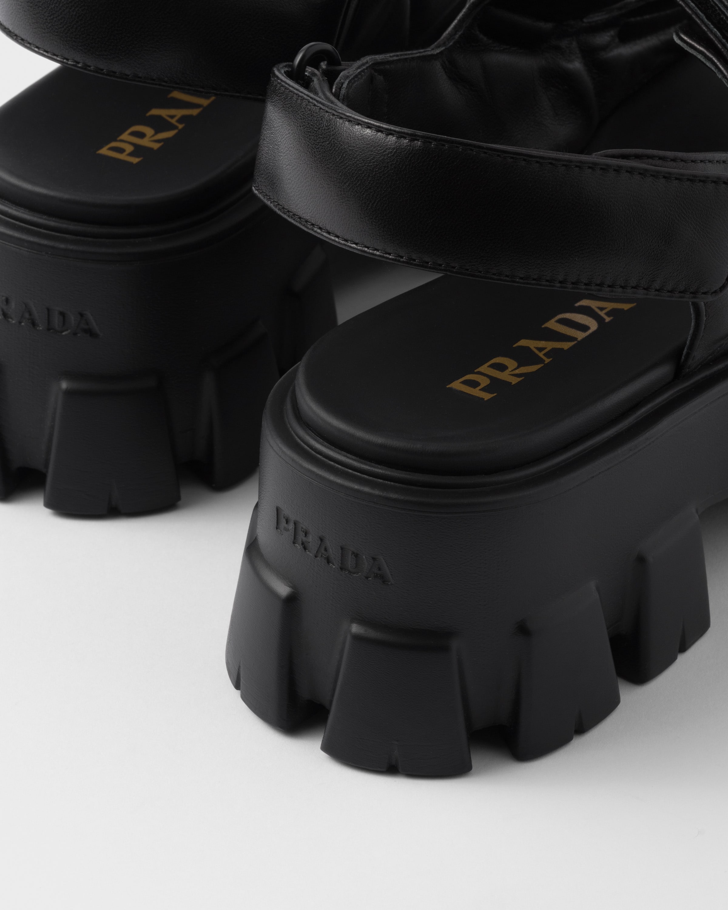 PRADA スポーティな ◆ モノリス ナッパレザー サンダル ◆ 人気 ブラック プラダ モノリス ナッパレザー サンダル | PRADA