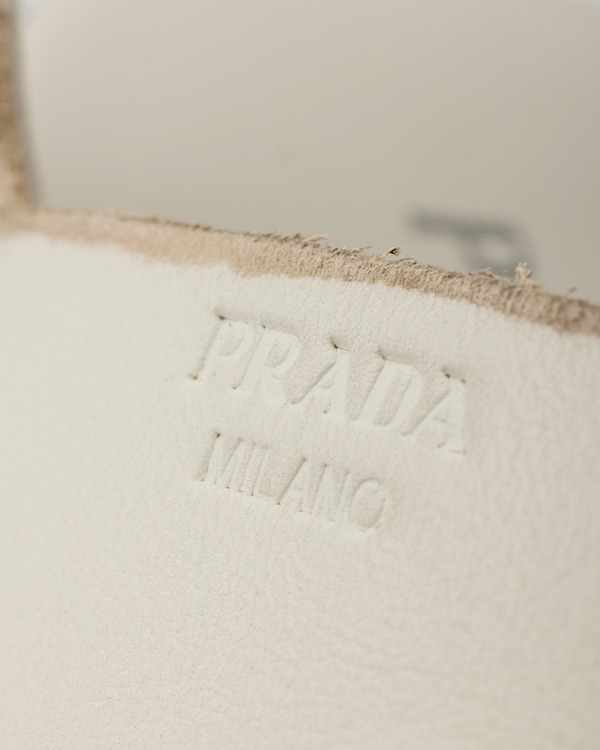 صندل من الجلد المعتَّق - أبيض طباشيري صندل من الجلد المعتَّق - أبيض طباشيري