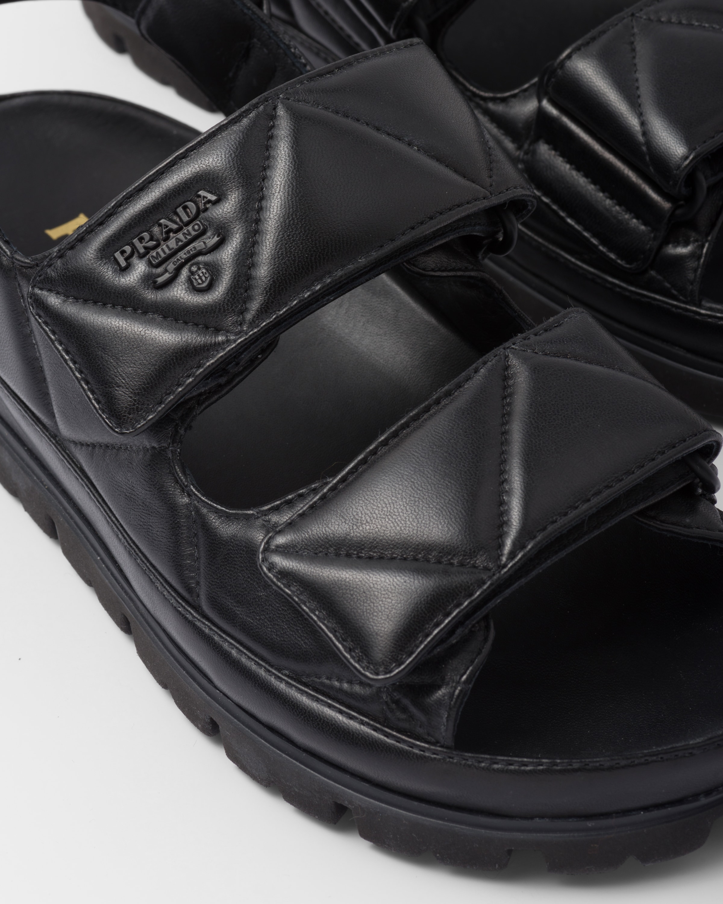 ブラック パデッドナッパレザー サンダル | PRADA