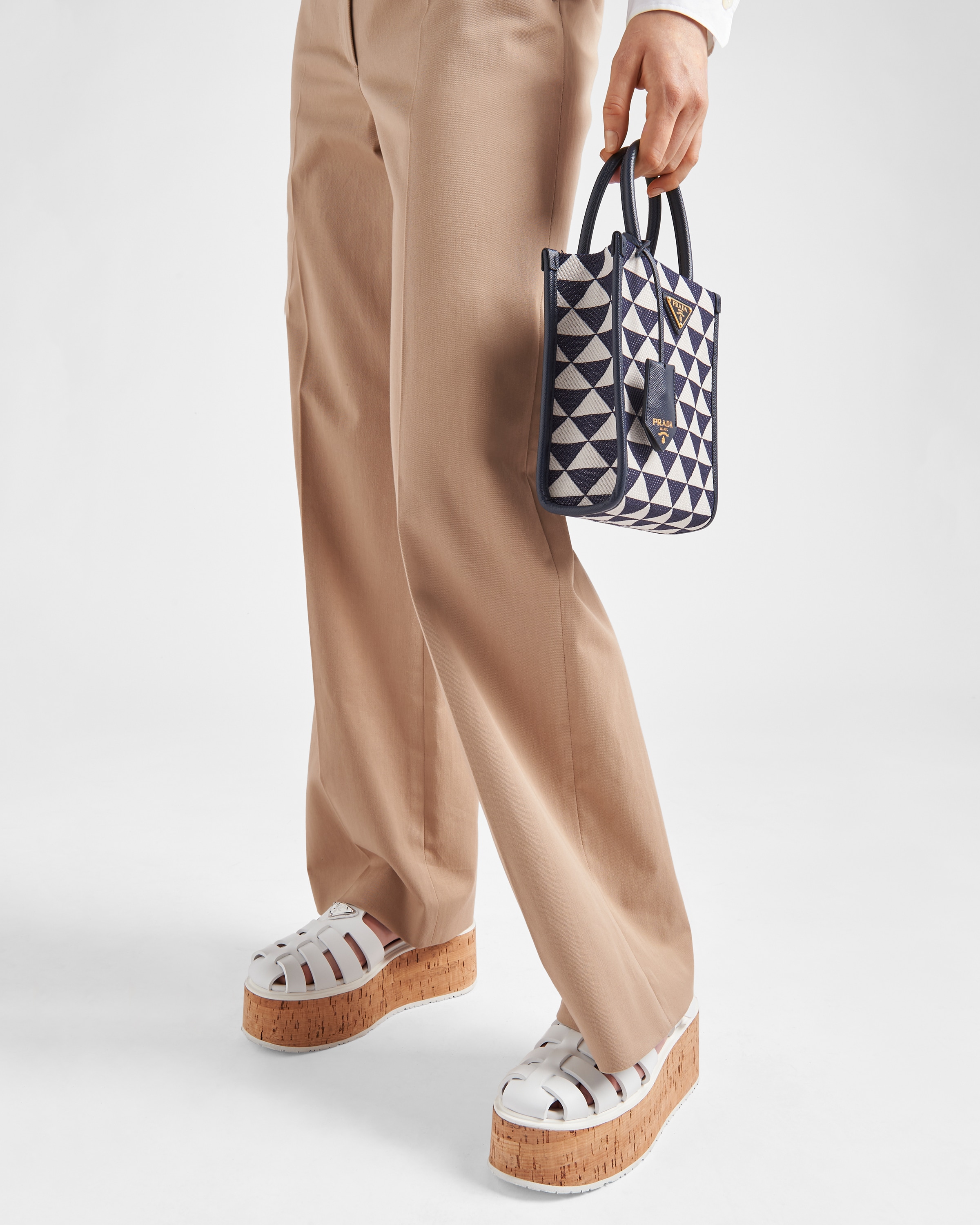ホワイト ウェッジプラットフォーム ラバーサンダル | PRADA