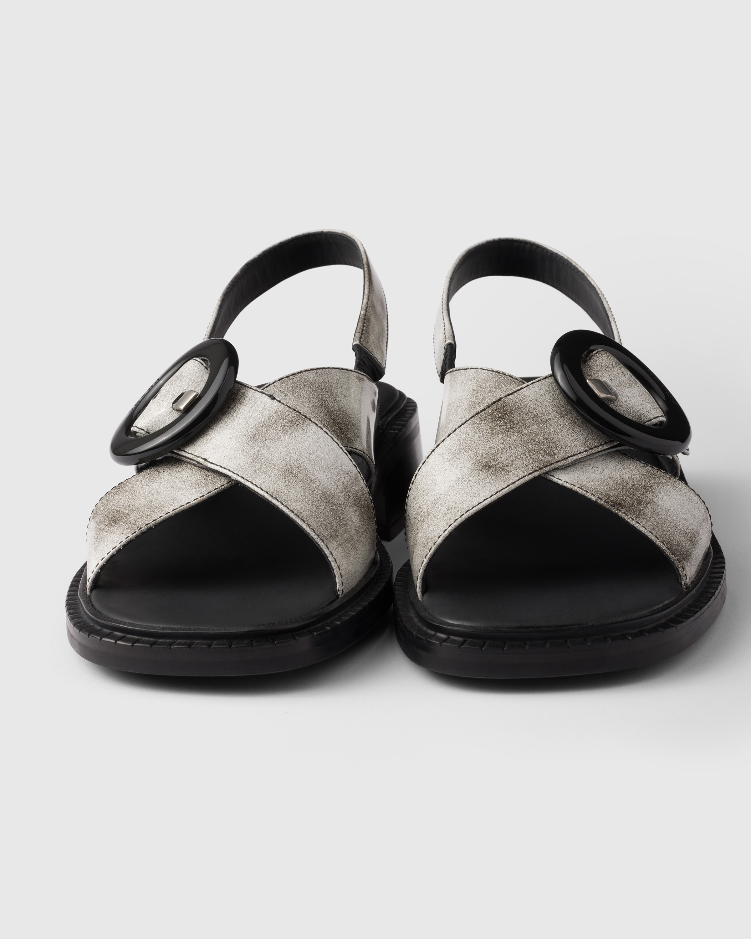 ホワイト バックル付 ブラッシュドレザー サンダル | PRADA