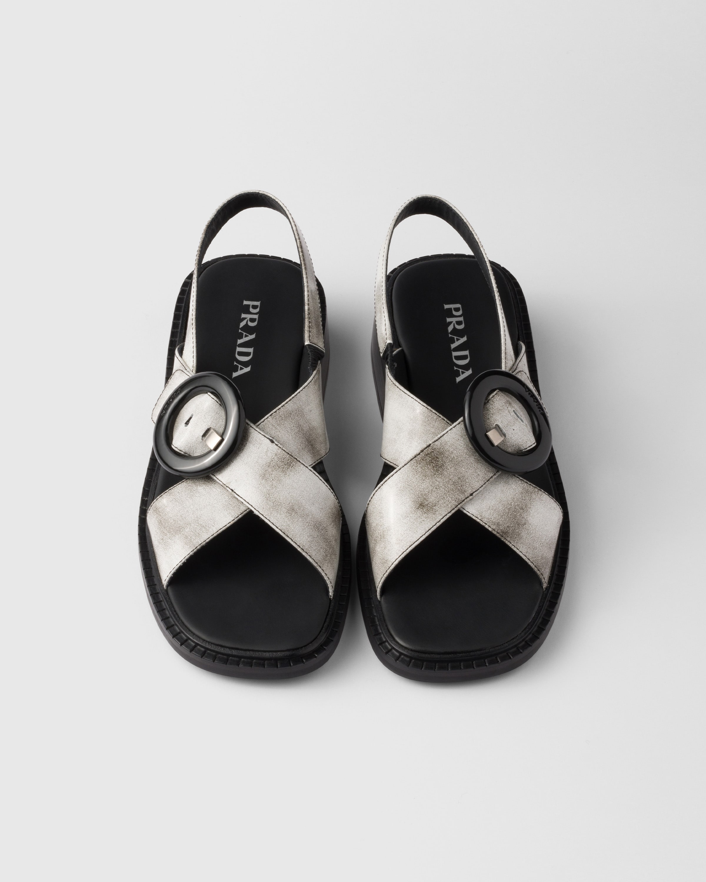 ホワイト バックル付 ブラッシュドレザー サンダル | PRADA