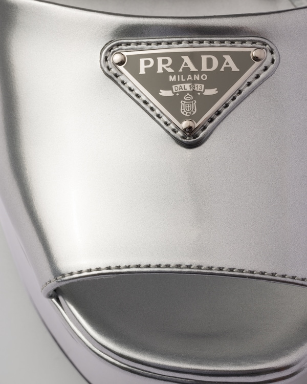 صندل بنعل مرتفع من الجلد لامع صندل بنعل مرتفع من الجلد لامع