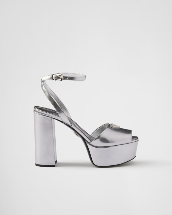 صندل بنعل مرتفع من الجلد لامع صندل بنعل مرتفع من الجلد لامع