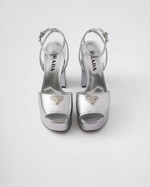 صندل بنعل مرتفع من الجلد لامع صندل بنعل مرتفع من الجلد لامع