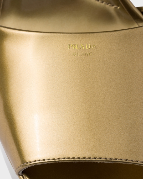 صندل بنعل مرتفع من الجلد لامع - بلاتيني صندل بنعل مرتفع من الجلد لامع - بلاتيني