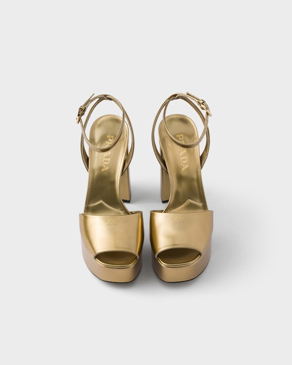 صندل بنعل مرتفع من الجلد لامع - بلاتيني صندل بنعل مرتفع من الجلد لامع - بلاتيني