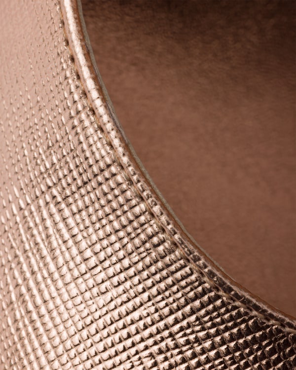 صندل بنعل مرتفع من جلد سافيانو لمّاع - زهري فاتح صندل بنعل مرتفع من جلد سافيانو لمّاع - زهري فاتح