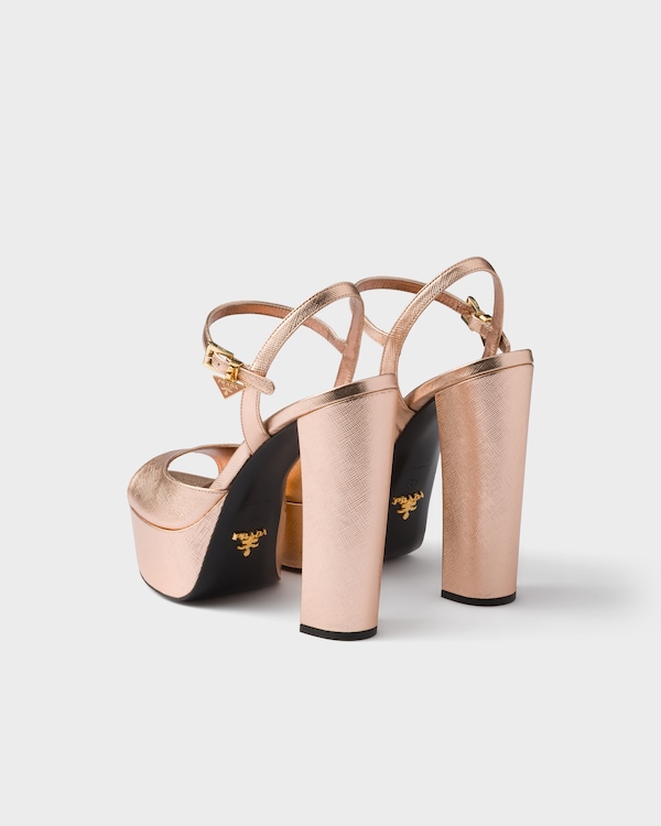 صندل بنعل مرتفع من جلد سافيانو لمّاع - زهري فاتح صندل بنعل مرتفع من جلد سافيانو لمّاع - زهري فاتح