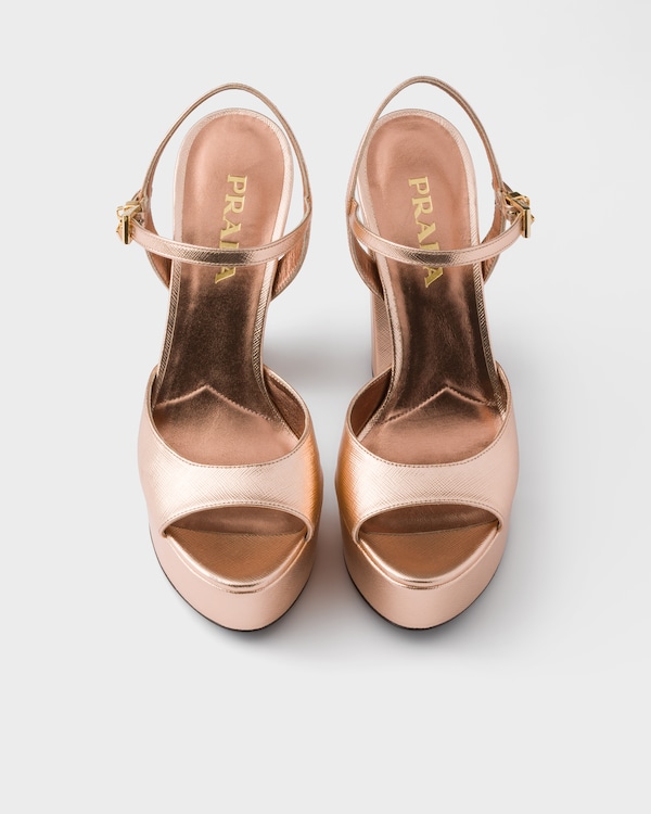 صندل بنعل مرتفع من جلد سافيانو لمّاع - زهري فاتح صندل بنعل مرتفع من جلد سافيانو لمّاع - زهري فاتح