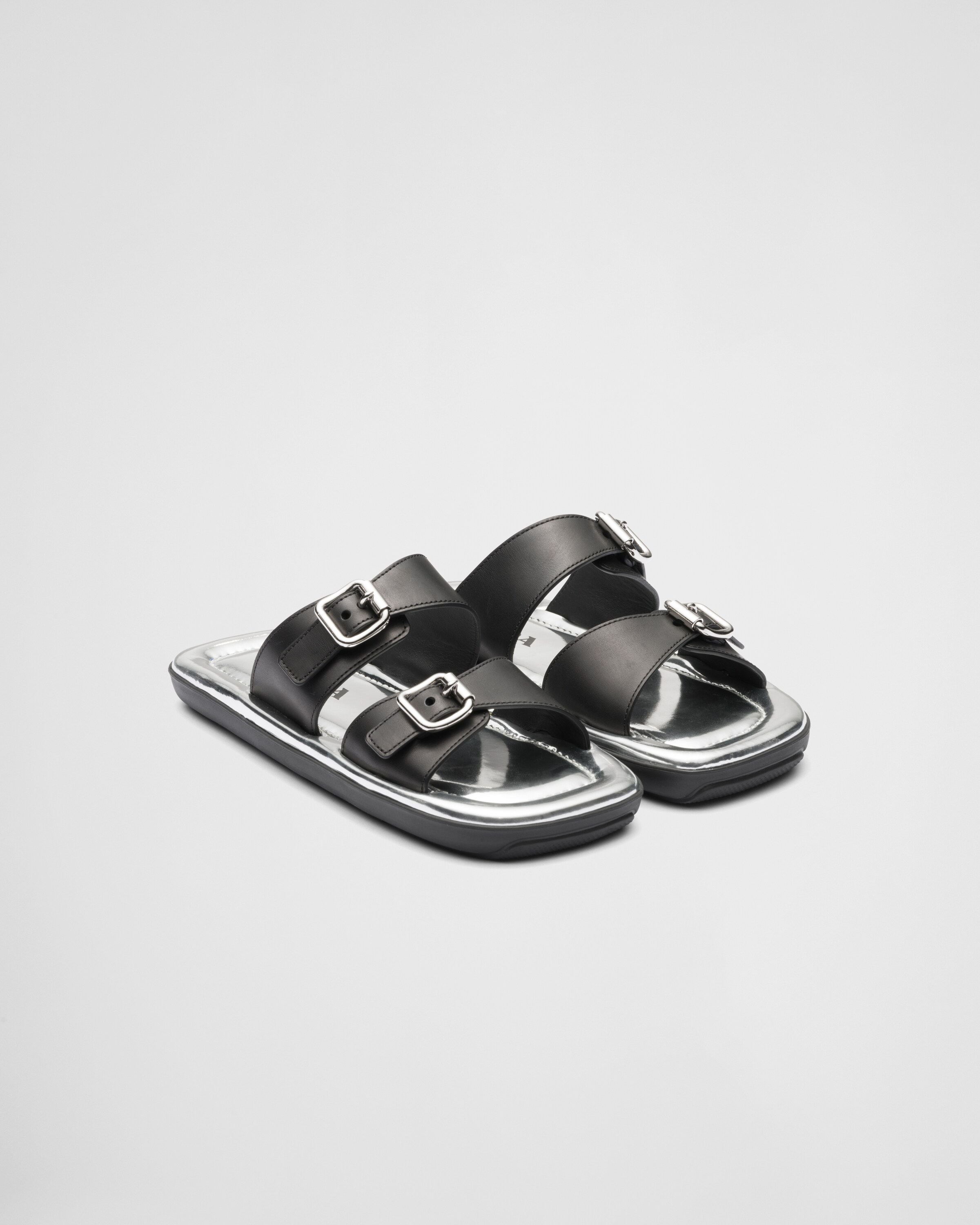 PRADA ブラックレザーサンダル-