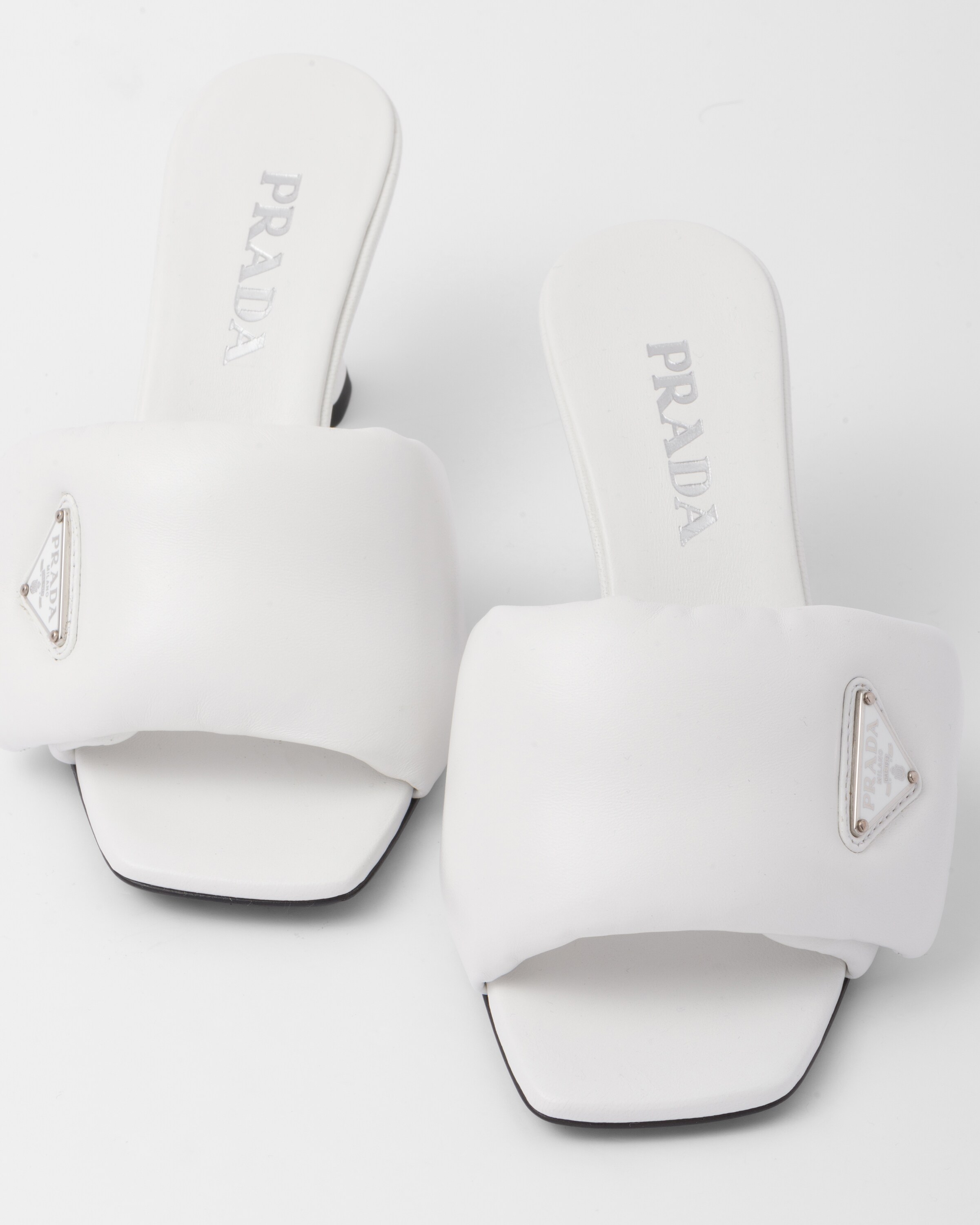 ホワイト プラダ ソフト パデッドナッパレザー サンダル | Prada