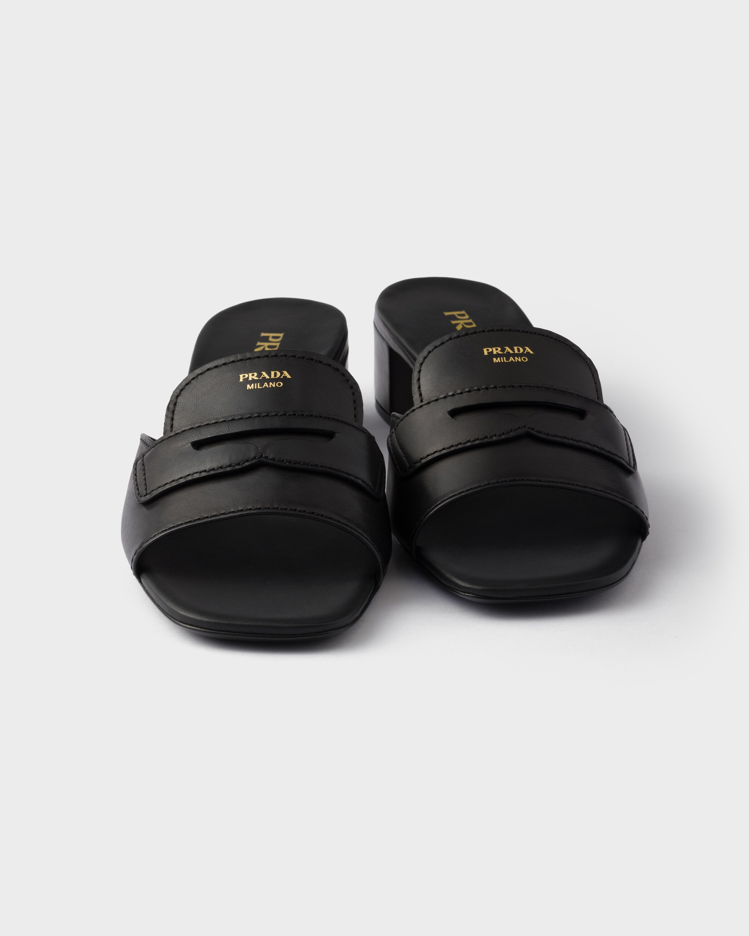 PRADA ブラックレザー ミュール Black Shuffle Fringed Leather Mules | PRADA