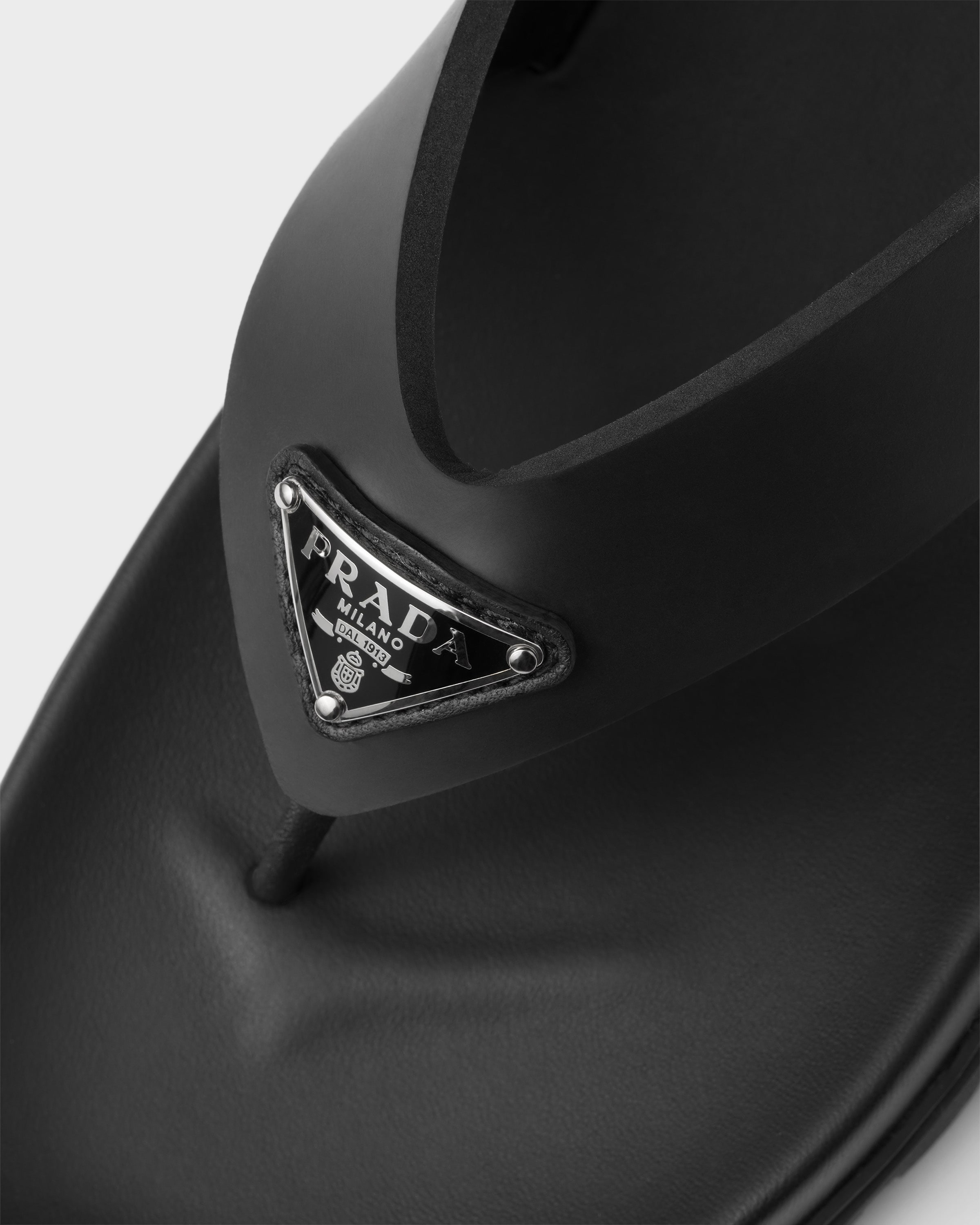 Prada ラバー トングサンダル Rubber thong sandals ★関税込 送料関税込☆PRADA トライアングル ロゴ ラバー トング サンダル