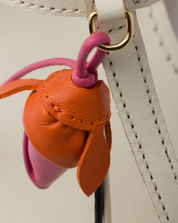 Sandalias de piel envejecida con adorno floral - Blanco Calizo Sandalias de piel envejecida con adorno floral - Blanco Calizo