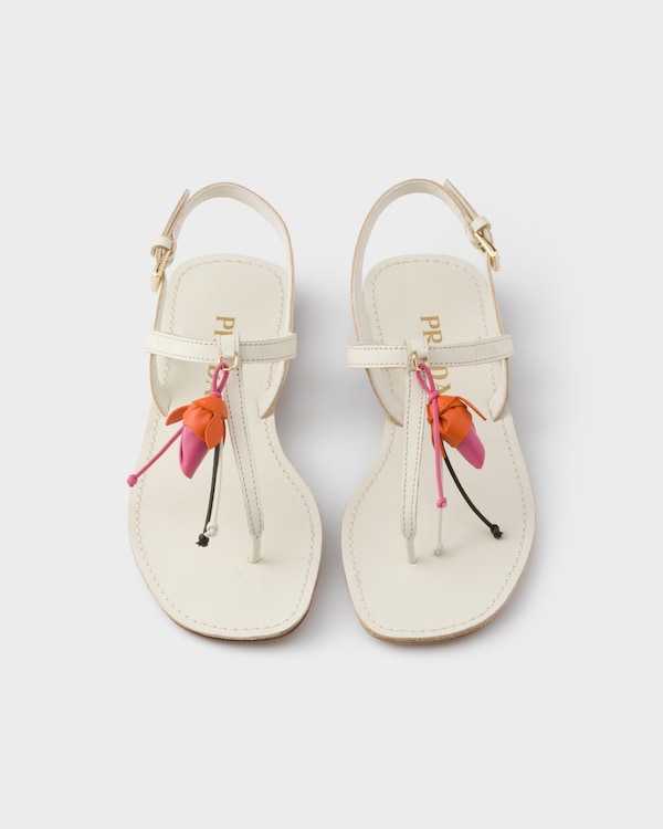 Sandalias de piel envejecida con adorno floral - Blanco Calizo Sandalias de piel envejecida con adorno floral - Blanco Calizo