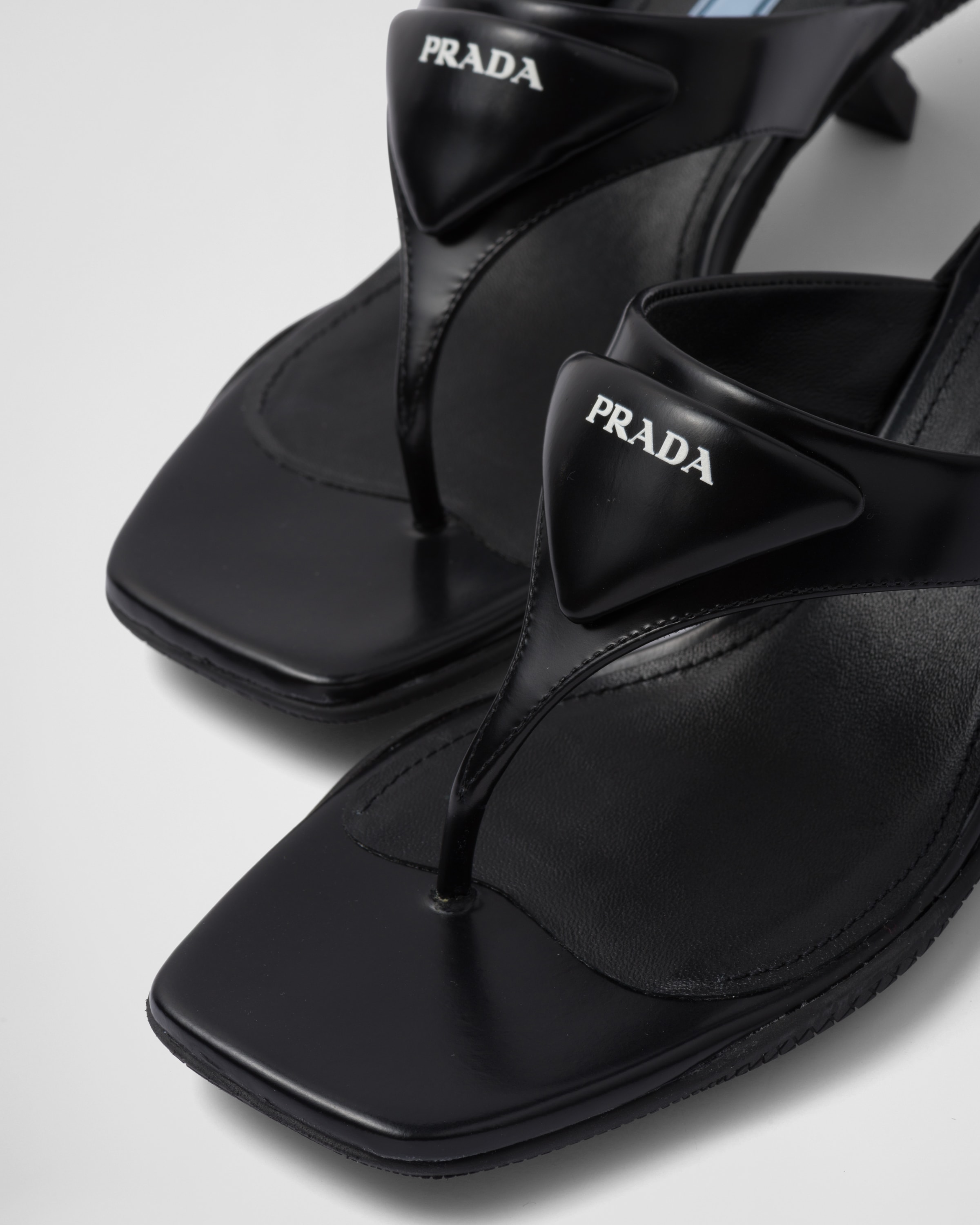 Prada logo flip on sale flop