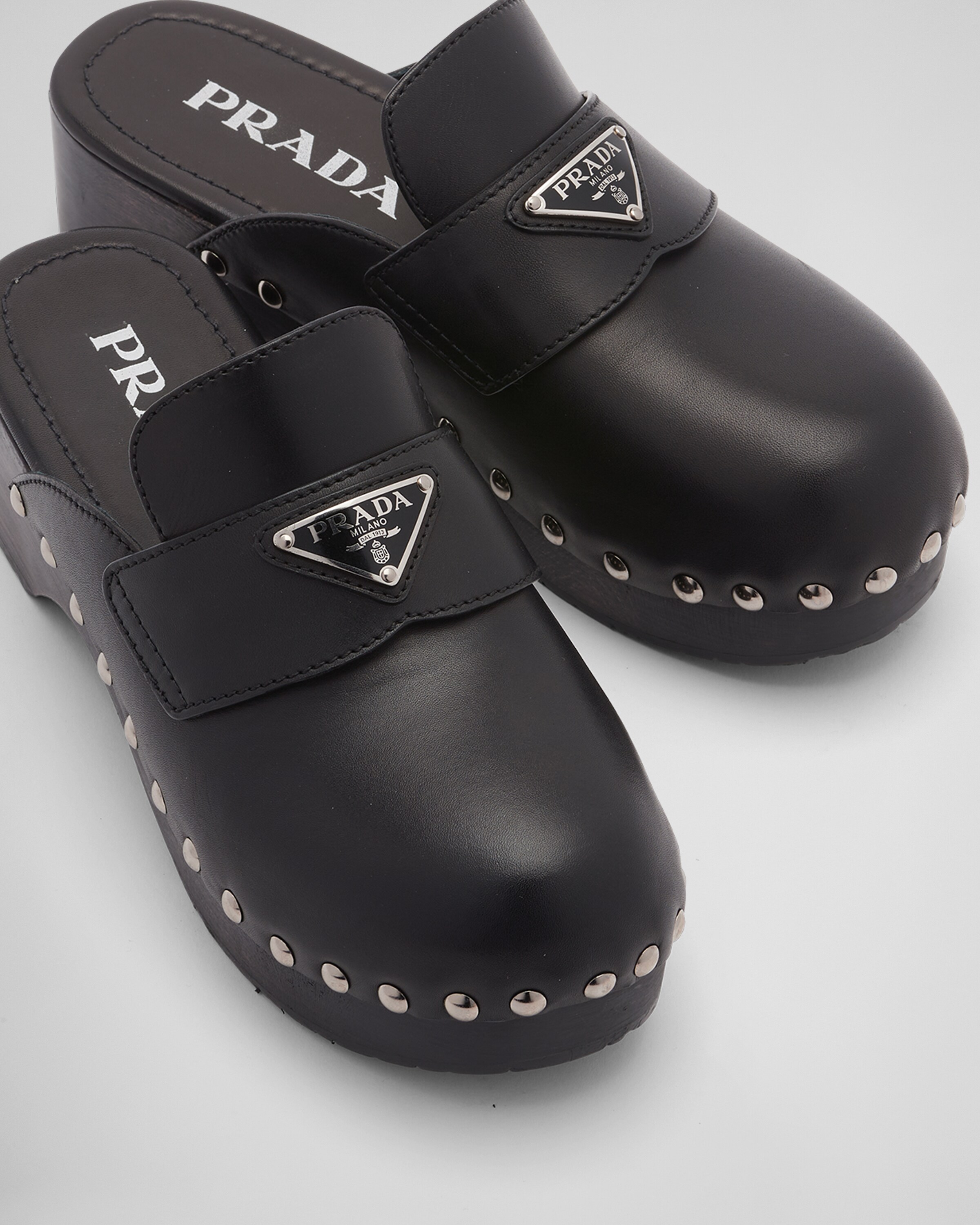 Zuecos de piel con tachuelas Negro | Prada