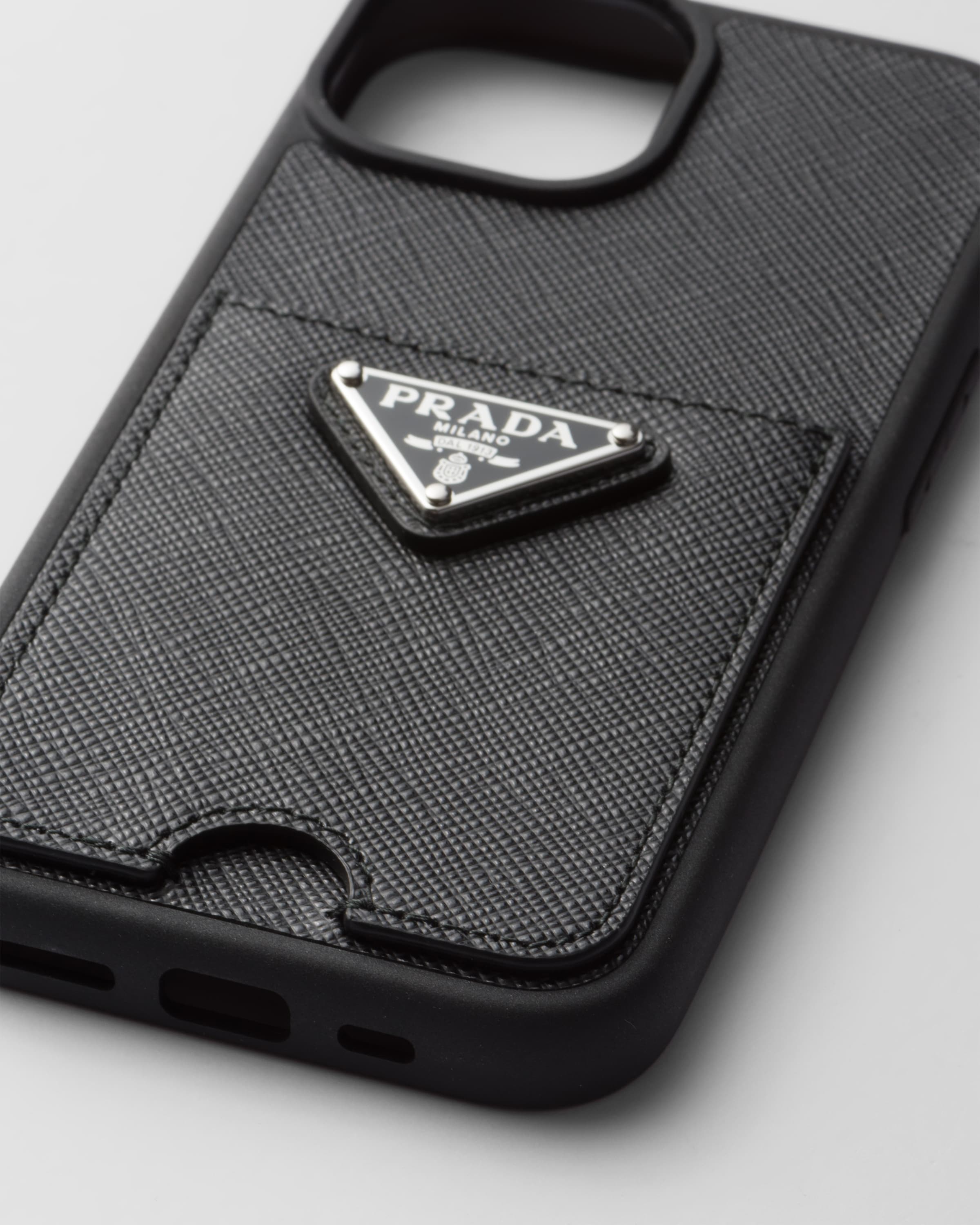 第一ネット ブラック サフィアーノレザー Iphone 15用カバー | PRADA iPhoneアクセサリー