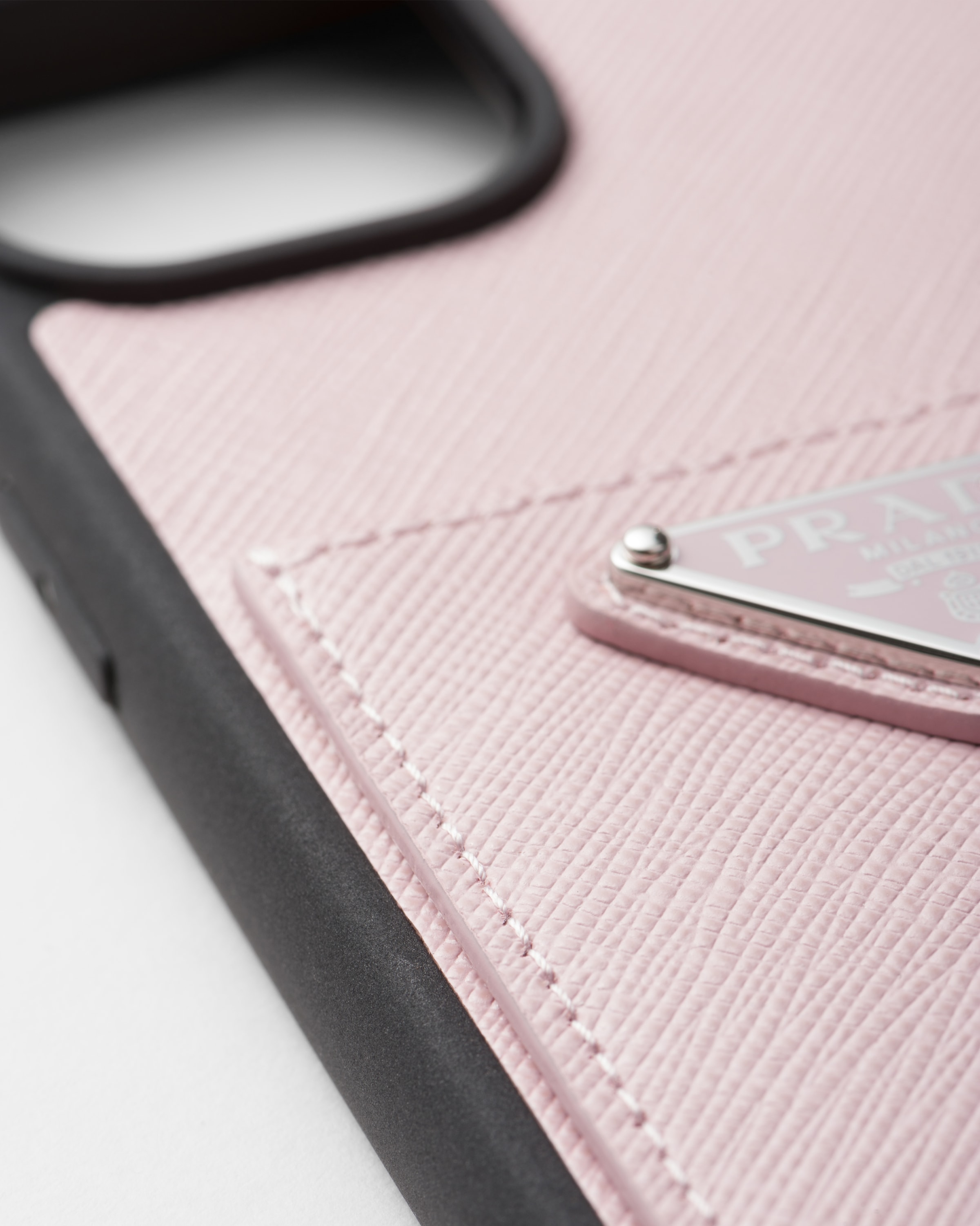 ピンク サフィアーノレザー Iphone 15用カバー | PRADA