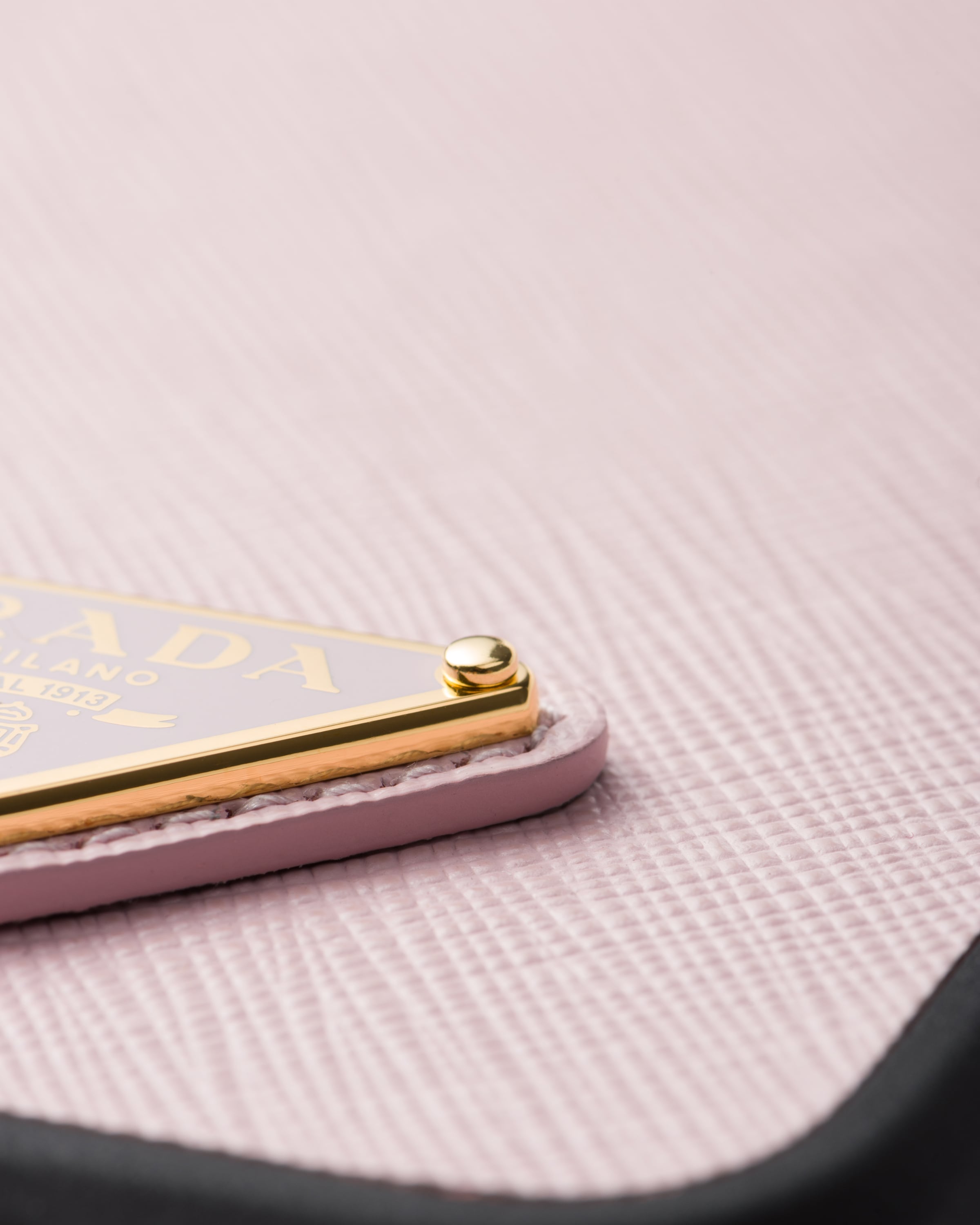 ピンク サフィアーノトライアングル iPhone 15用カバー | PRADA