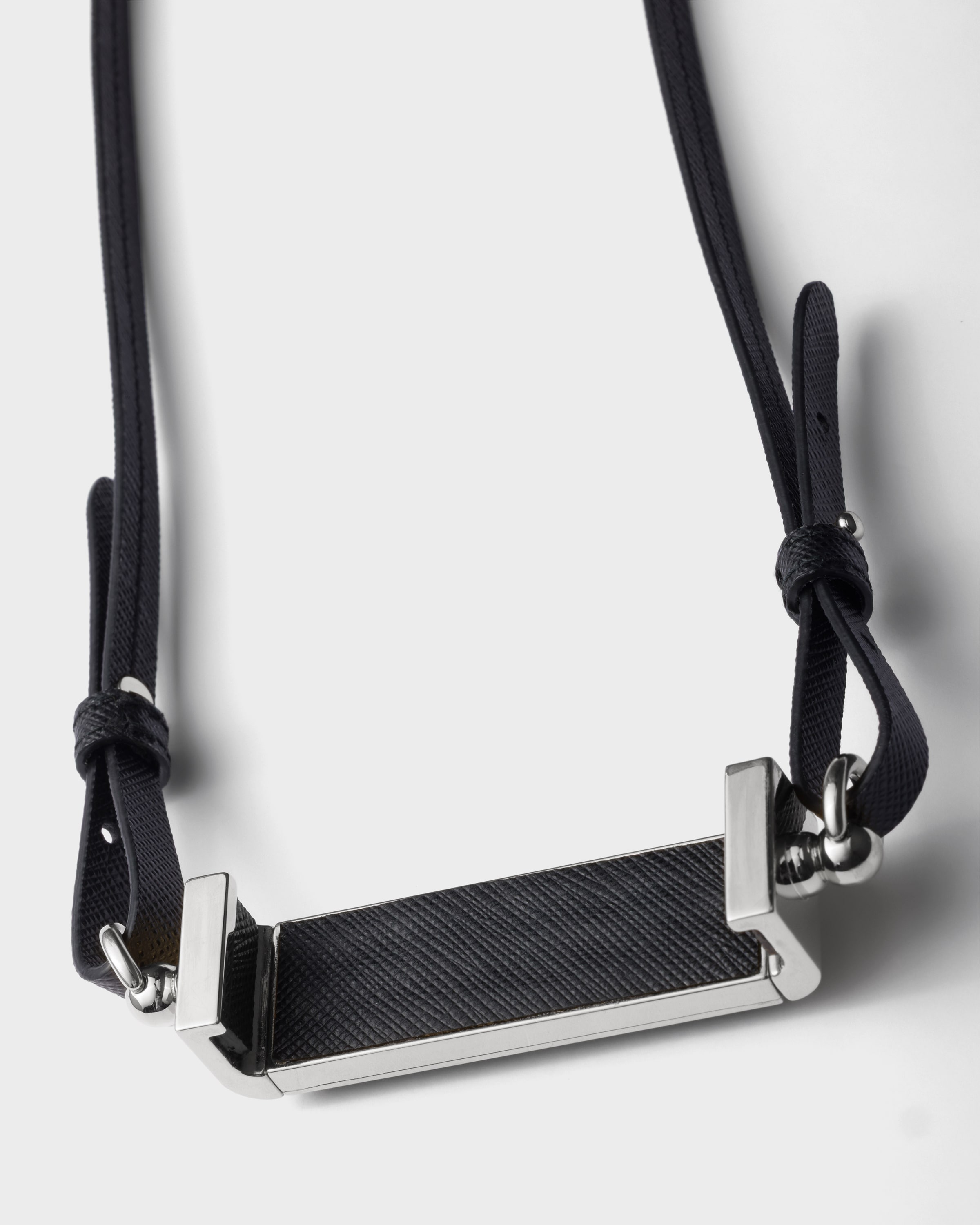 ブラック メタル サフィアーノレザー スマートフォンケース | PRADA - 日本