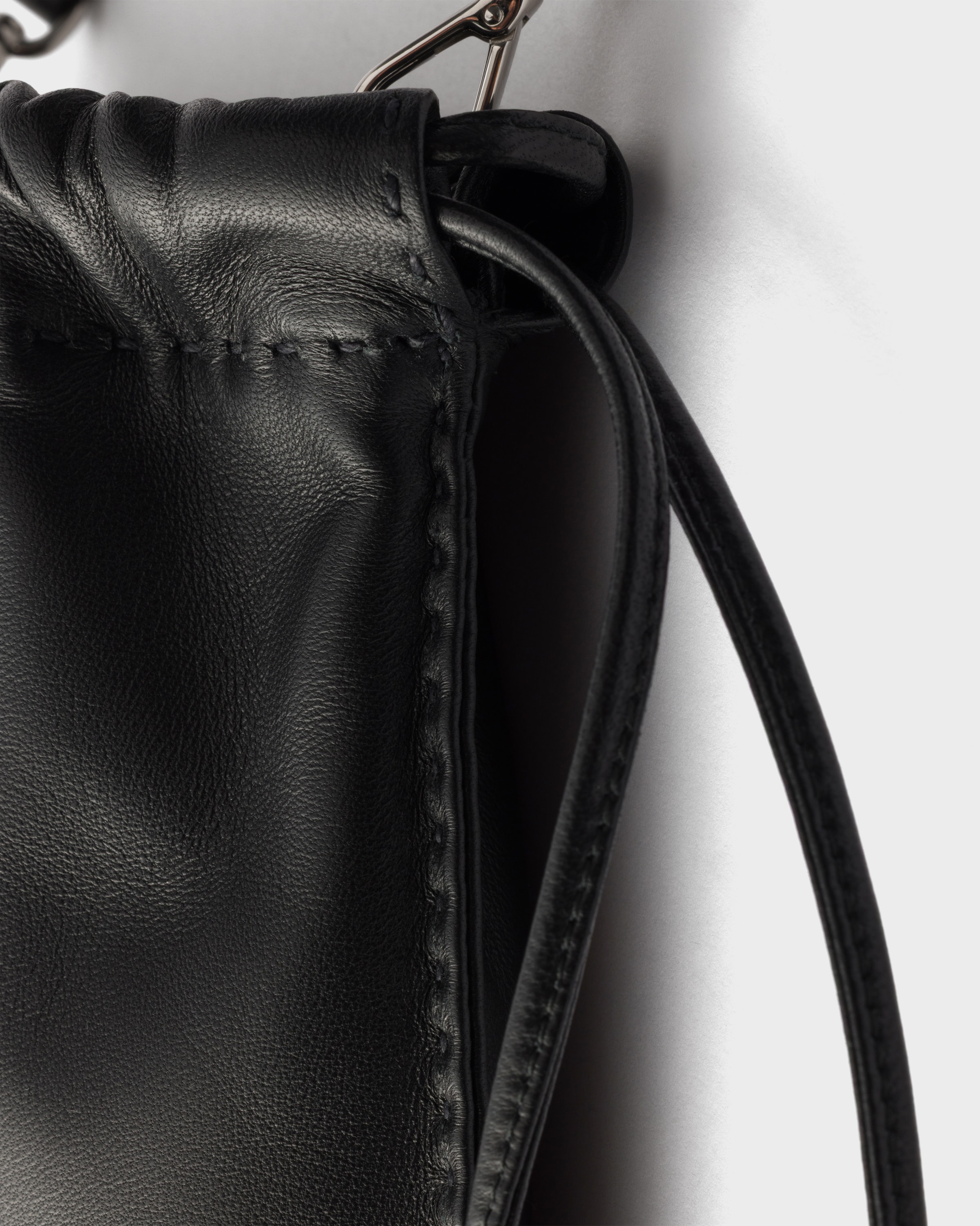 ブラック ナッパレザー スマートフォンポーチ | PRADA - 日本