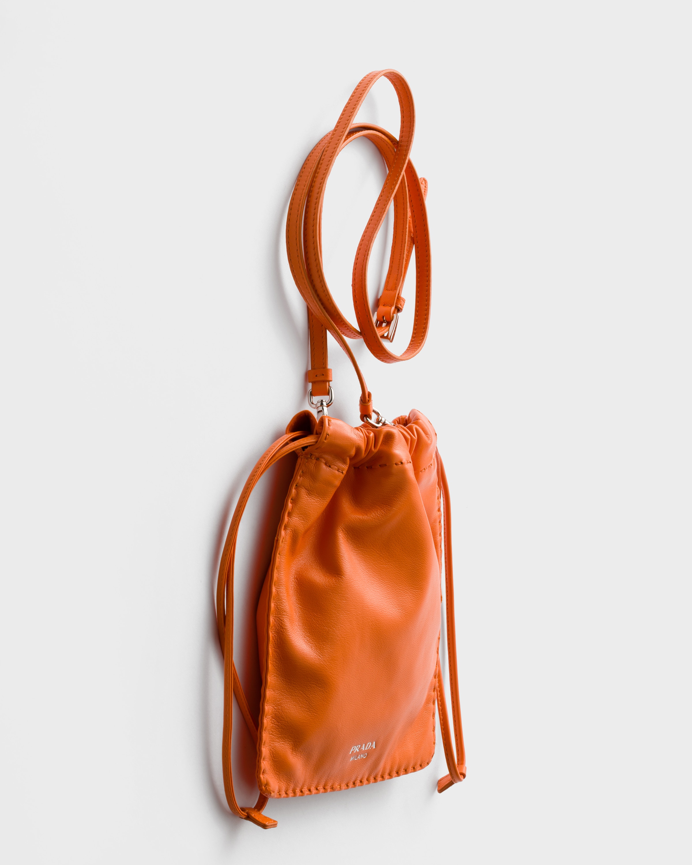オレンジ ナッパレザー スマートフォンポーチ | PRADA - 日本