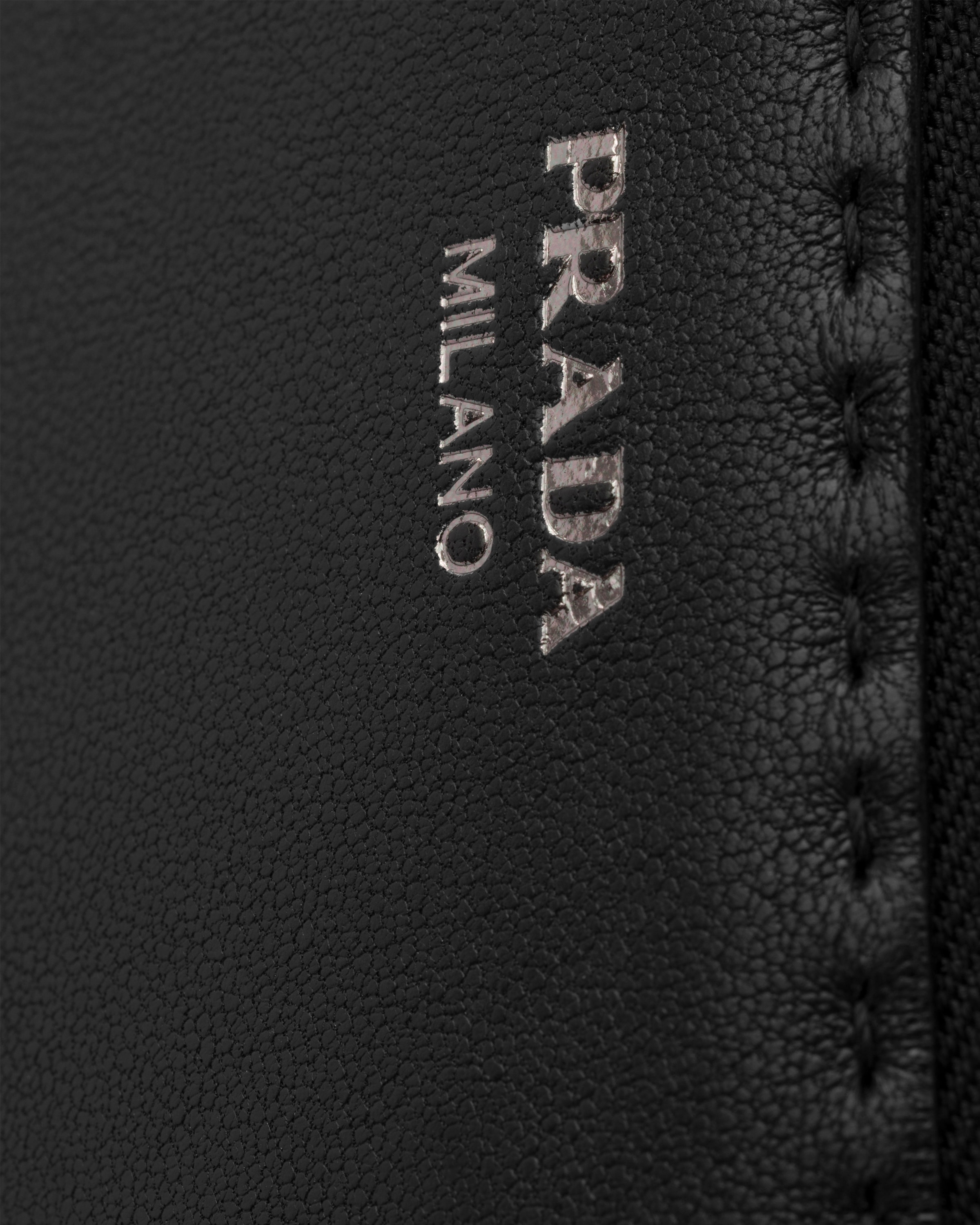 ブラック ナッパレザー ポーチ | PRADA - 日本