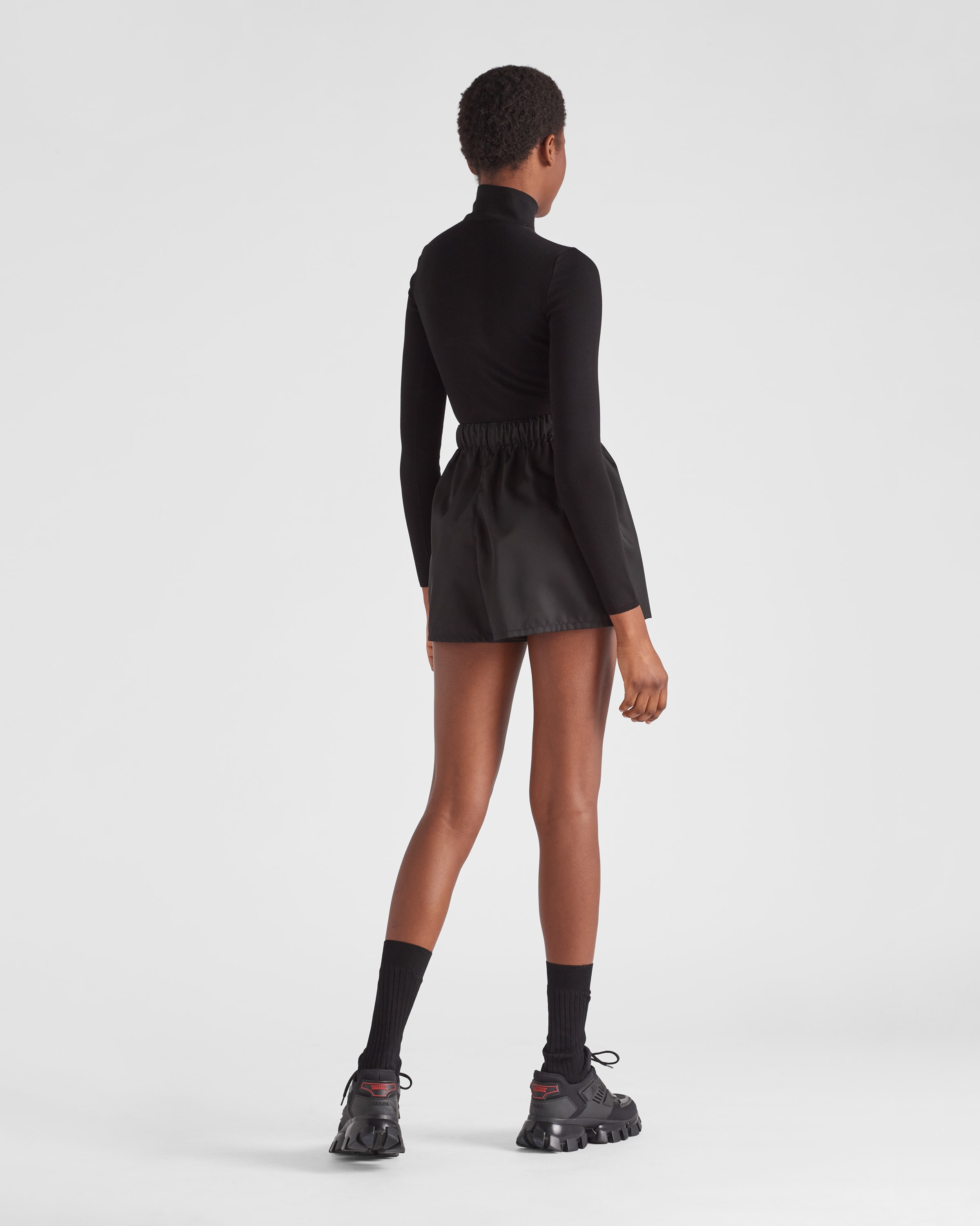 Prada شورت من قماش نايون معاد تدويره مع كيس 5