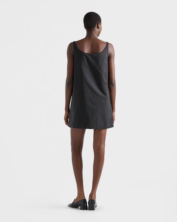 Besticktes, leichtes Minikleid aus Re-Nylon - Schwarz Besticktes, leichtes Minikleid aus Re-Nylon - Schwarz
