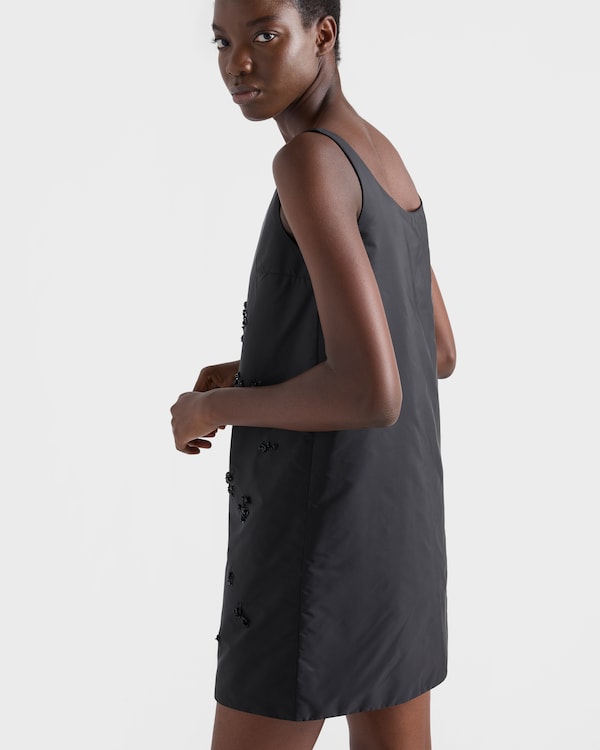 Besticktes, leichtes Minikleid aus Re-Nylon - Schwarz Besticktes, leichtes Minikleid aus Re-Nylon - Schwarz