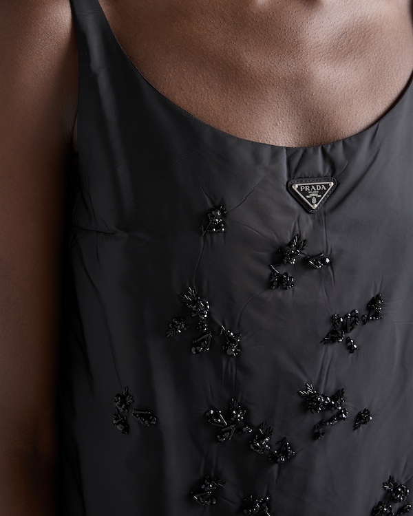 Besticktes, leichtes Minikleid aus Re-Nylon - Schwarz Besticktes, leichtes Minikleid aus Re-Nylon - Schwarz