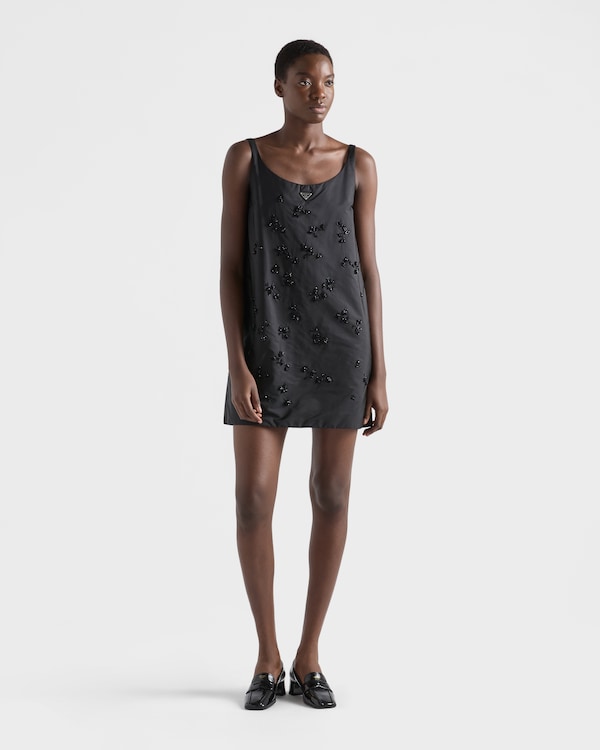 Besticktes, leichtes Minikleid aus Re-Nylon - Schwarz Besticktes, leichtes Minikleid aus Re-Nylon - Schwarz