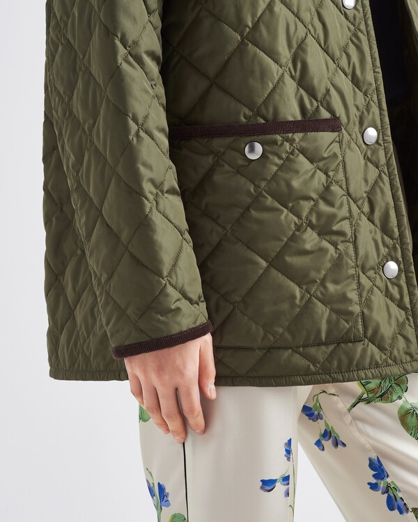 轻盈Re-Nylon夹克 - 军绿色 轻盈Re-Nylon夹克 - 军绿色