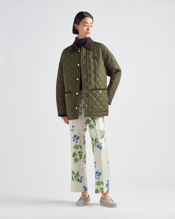 轻盈Re-Nylon夹克 - 军绿色 轻盈Re-Nylon夹克 - 军绿色