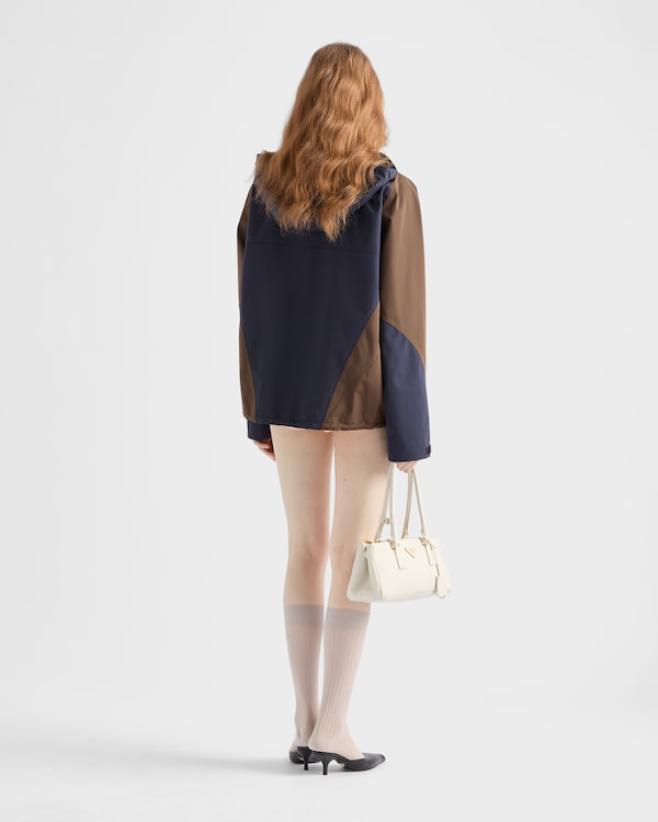 جاكيت بلوزون من قماش تقني جاكيت بلوزون من قماش تقني