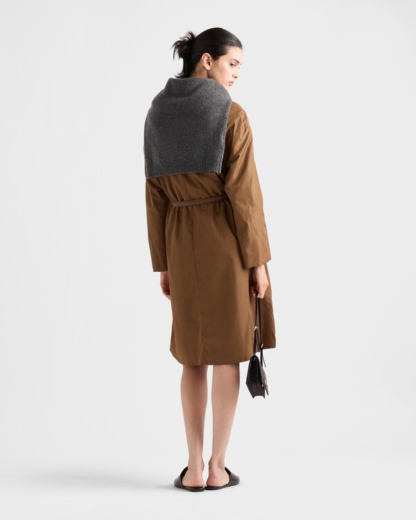 معطف واقٍ من المطر خفيف الوزن من قماش الرينايلون - تبغي معطف واقٍ من المطر خفيف الوزن من قماش الرينايلون - تبغي