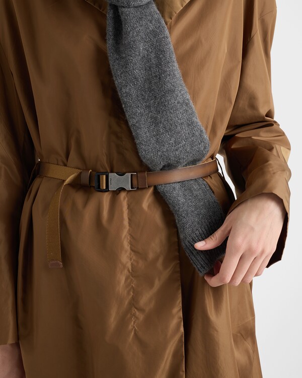 معطف واقٍ من المطر خفيف الوزن من قماش الرينايلون - تبغي معطف واقٍ من المطر خفيف الوزن من قماش الرينايلون - تبغي