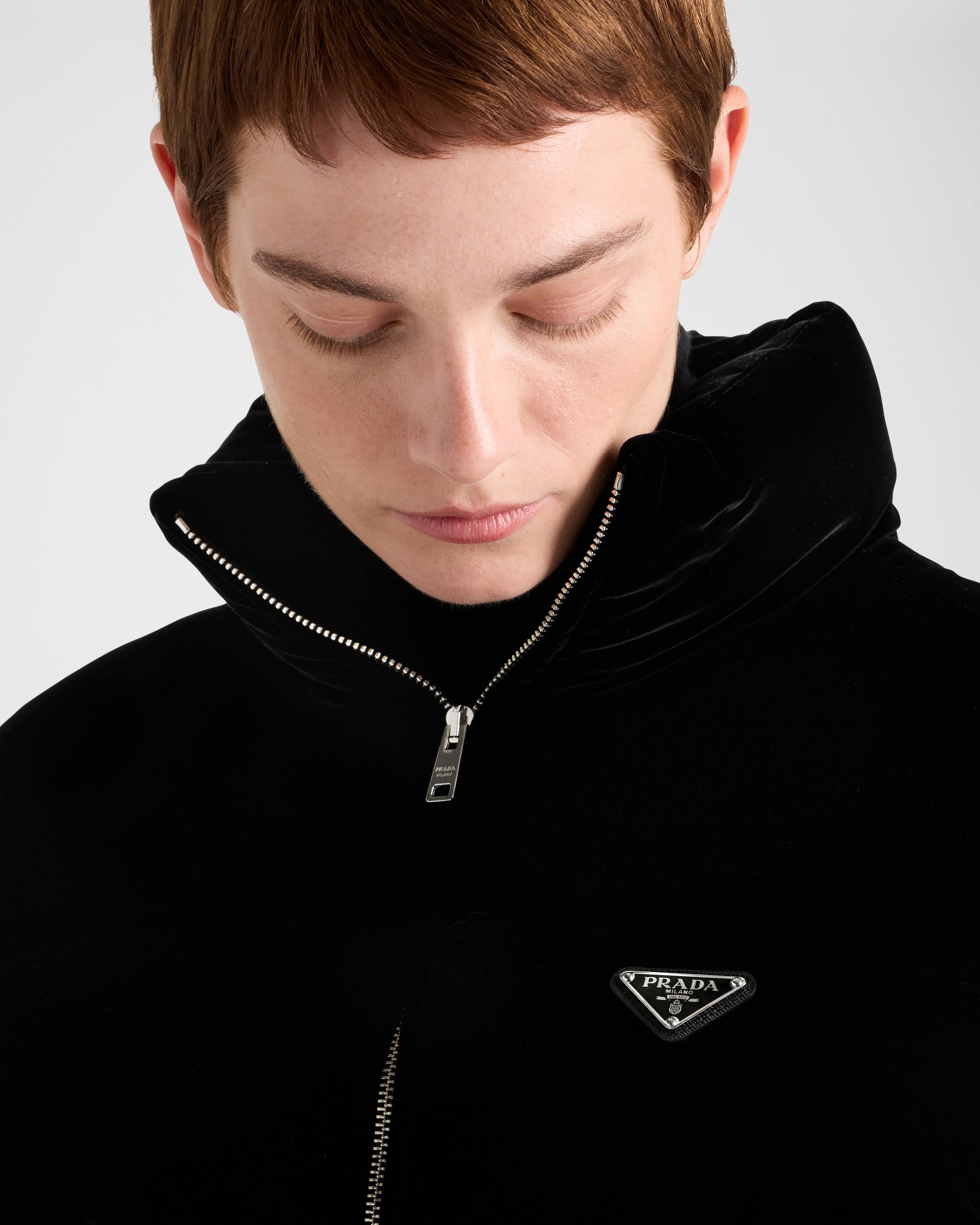 Prada Velvet Drawcord Puffer Jacket In Schwarz