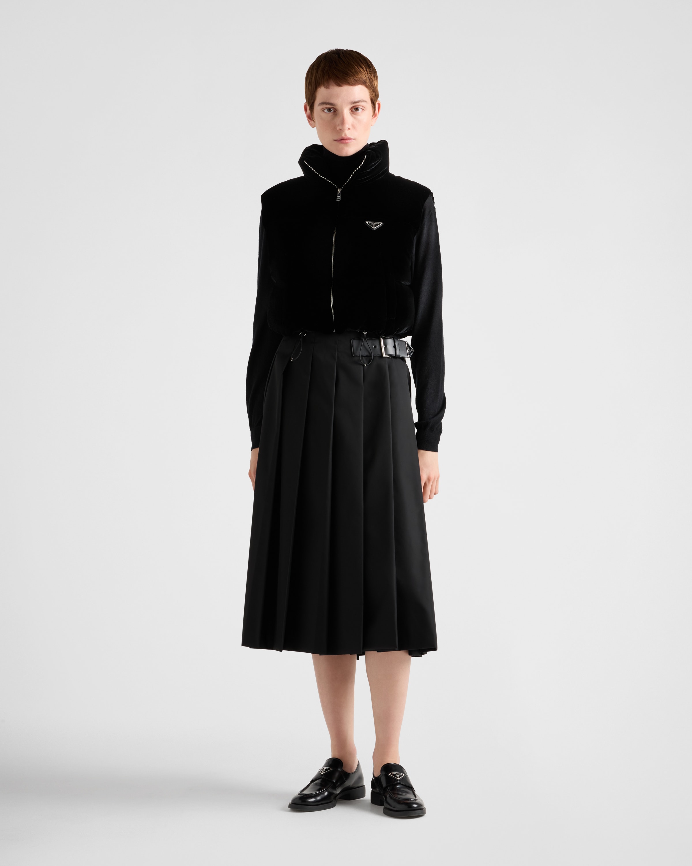 Prada Velvet Drawcord Puffer Jacket In Schwarz