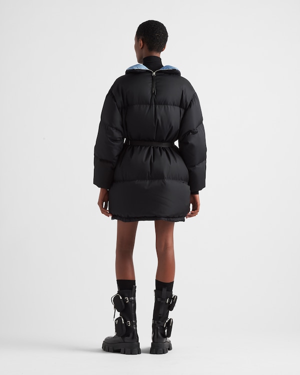 Daunenmantel mit Kapuze aus Gabardine Re-Nylon Daunenmantel mit Kapuze aus Gabardine Re-Nylon