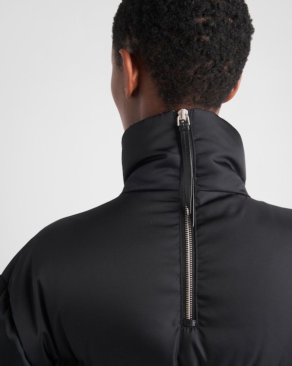 Daunenmantel mit Kapuze aus Gabardine Re-Nylon Daunenmantel mit Kapuze aus Gabardine Re-Nylon