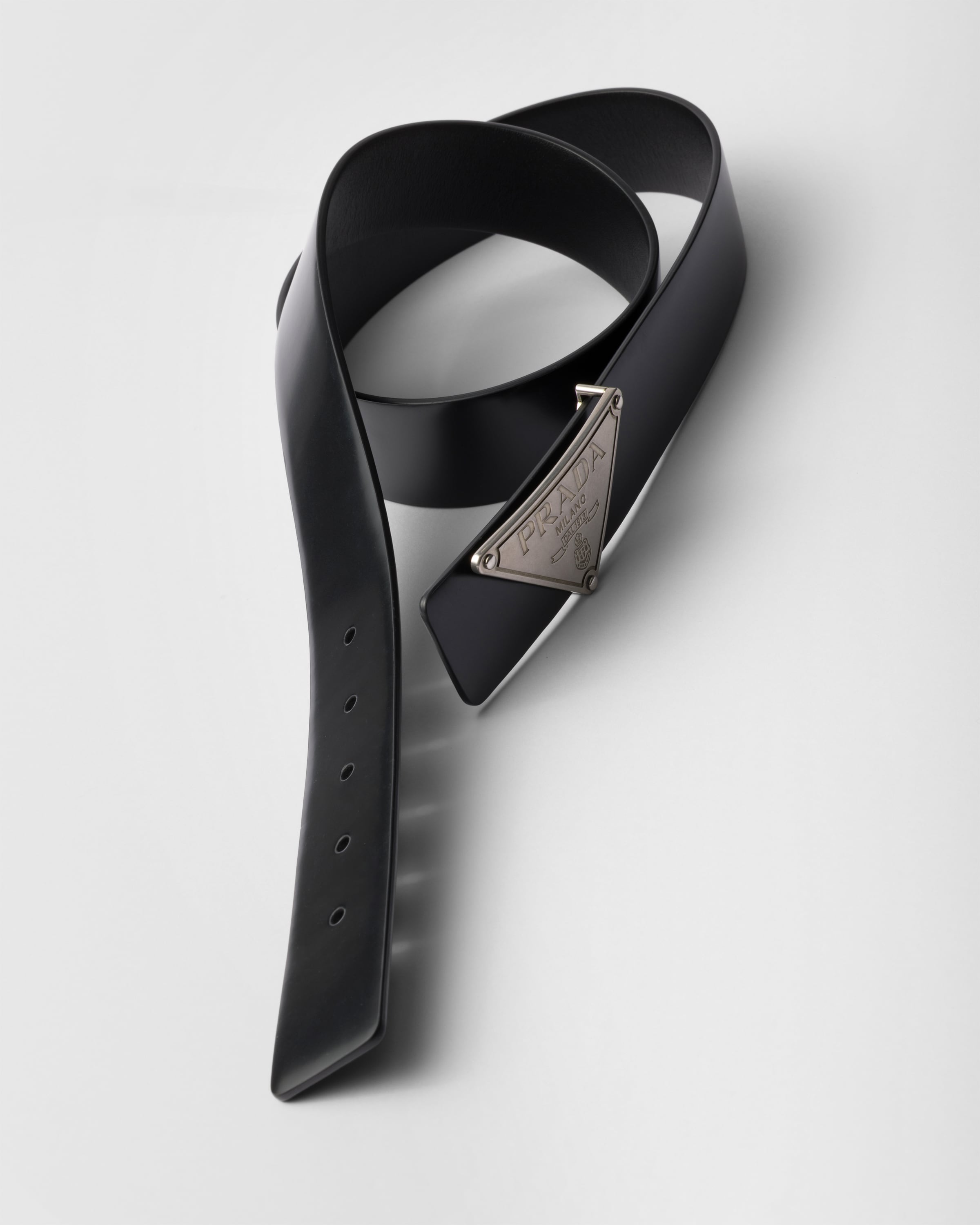 ブラック ブラッシュドレザー ベルトストラップ | PRADA