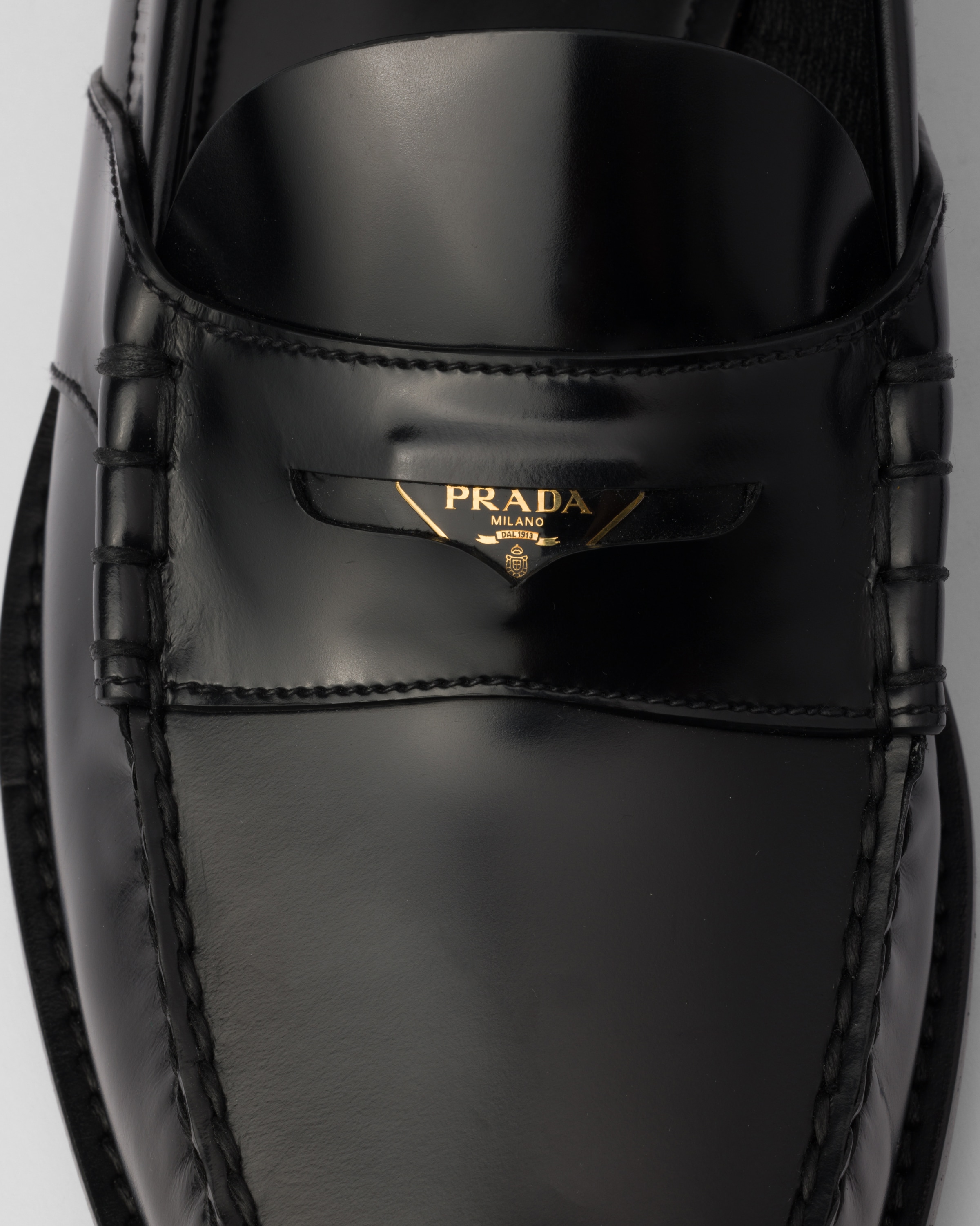 ブラック ブラッシュドレザー ローファー | PRADA