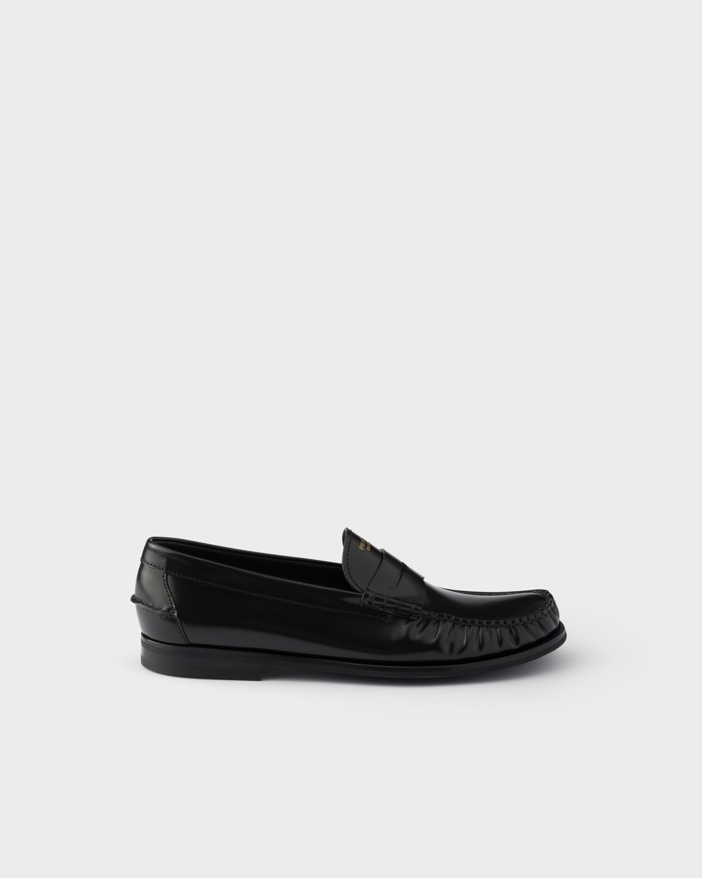ブラック ブラッシュドレザー ローファー | PRADA - 日本