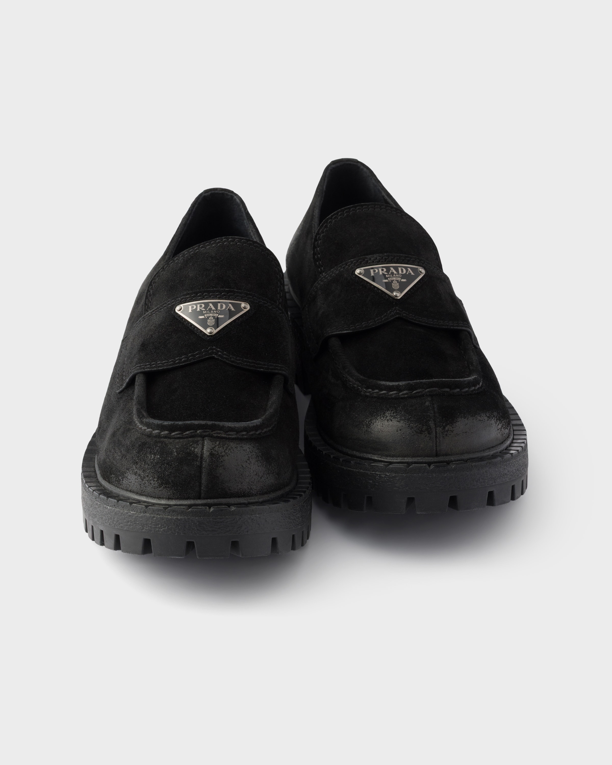 ブラック エイジド スエード ローファー | PRADA - 日本