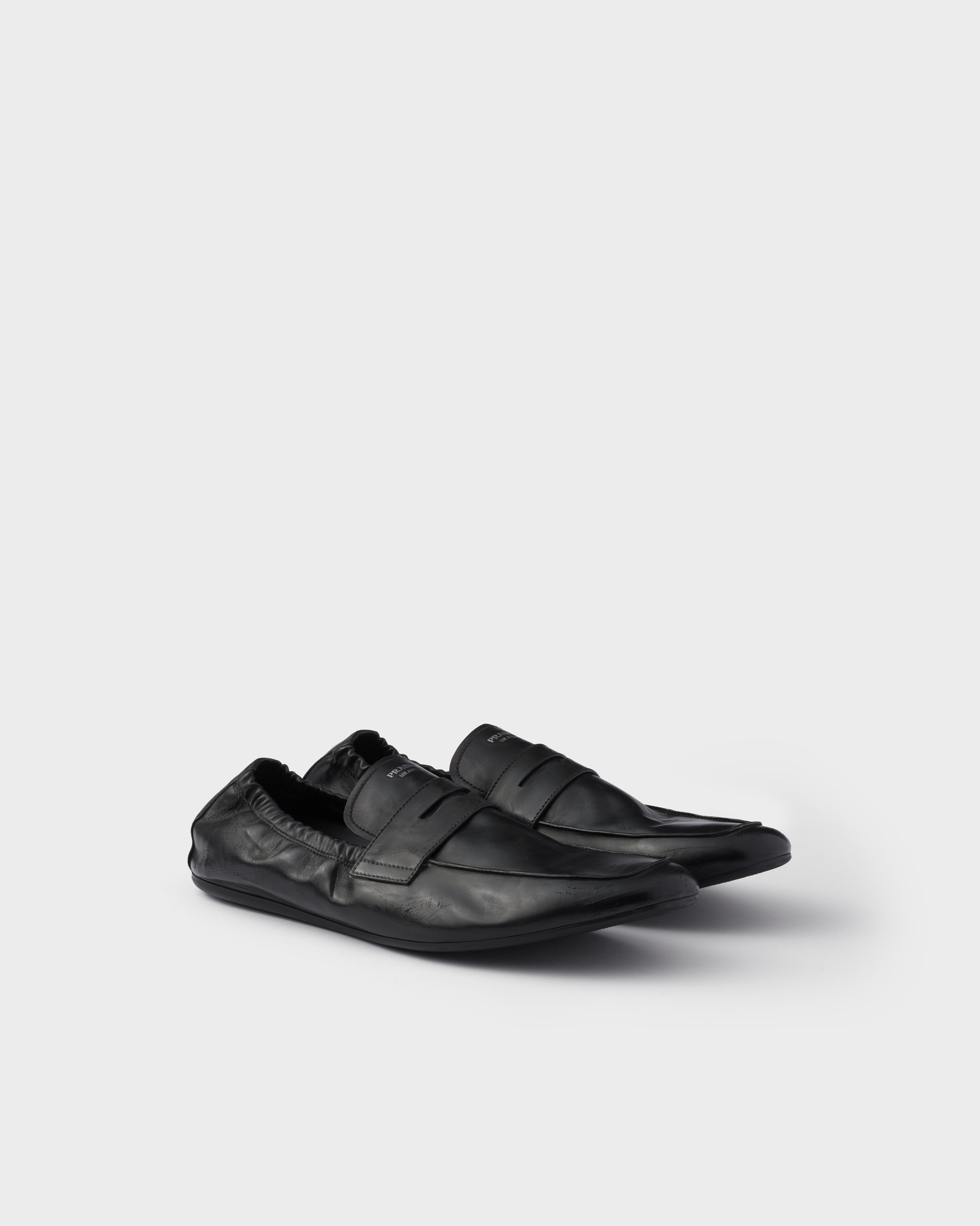 ブラック プラダ シャッフル アンティークレザー ローファー | PRADA